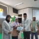 Penyerahan bingkisan Ramadhan oleh General Manager PLN UID Sumut, Agus Kuswardoyo kepada penerima manfaat.