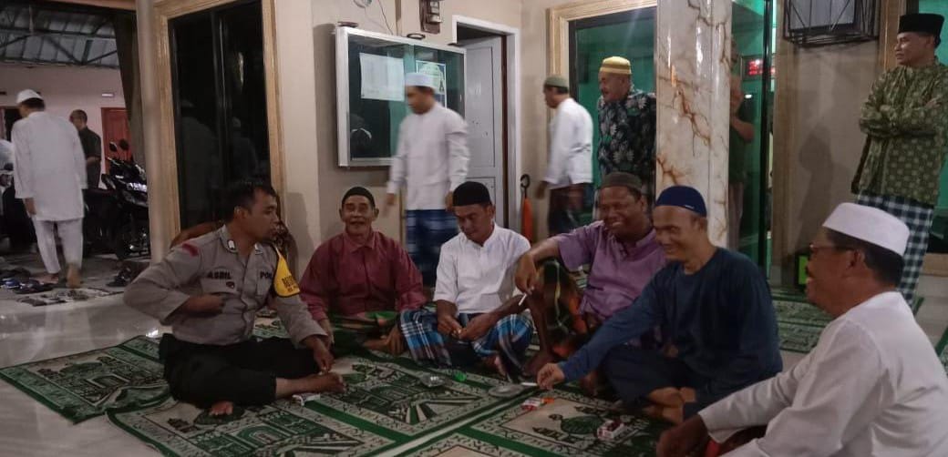 Polres Pematangsiantar melalui Polsek Siantar Marihat menugaskan Bhabinkamtimas Bripka Asril Manurung melaksanakan pengamanan sholat Isya, Tarawih dan Tadarus serta menyampaikan pesan-pesan Kamtibmas di Masjid Nurul Huda, Jl. Melanthon Siregar, Kel. Pematang Marihat, Kec. Siantar Marimbun, Sabtu (8/3) pukul 19:00.(Waspada-Ist).
