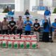 Ketua KNPI Nagan Ray Said Atah didampingi Wakapolres Raya Kompol Humaniora Sembiring, GIB Nagan Raya Zupandi dan Pengurus KNPI saat melepas pendistribusian 1,8 ton beras di halaman Mesjid Agung Baitul A’la Giok Nagan Raya, Minggu (9/3).(Waspada/Muji Burrahman)