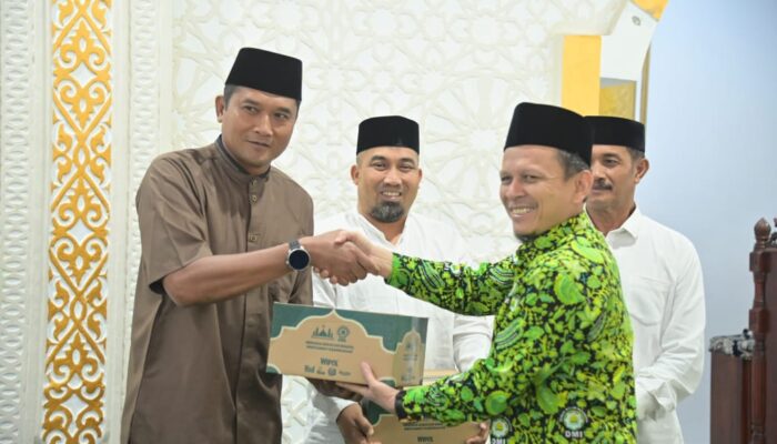 Pemkab Aceh Besar Bersama DMI Aceh Salurkan Bantuan Alat Kebersihan Untuk Masjid