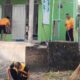 Polres Pematangsiantar melalui Polsek Siantar Marihat melaksanakan Baksos di bulan Ramadhan penuh berkah berupa kegiatan kebersihan dan pemberian bantuan peralatan kebersihan dan bahan bangunan semen 10 sak ke Masjid Al-Amin Sidomulyo, Jl. Raya Sidamanik, Kel. Simarimbun, Kec. Siantar Marimbun, Minggu (9/3).(Waspada-Ist).