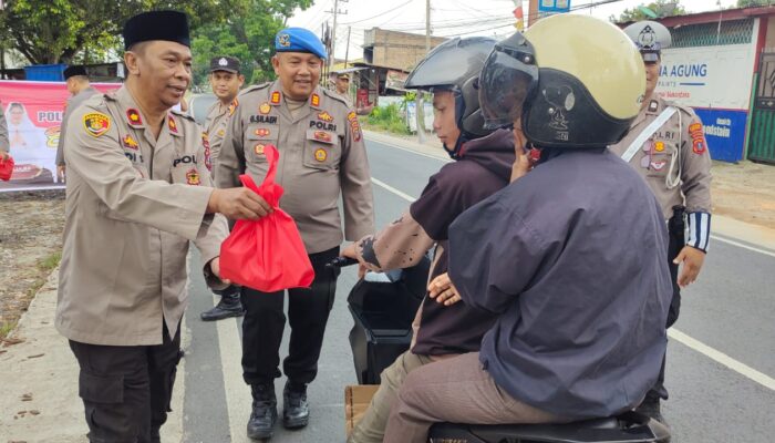 Polres Simalungun Bagikan Takjil Kepada Masyarakat