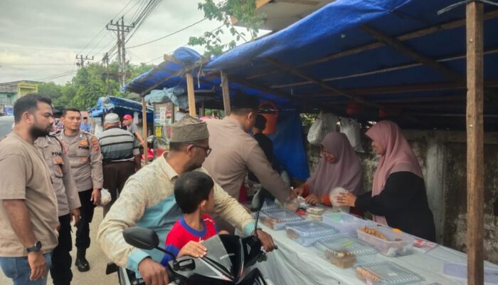 Borong Dagangan Warga, Polsek Darussalam Bagi-bagi Takjil Ke Pengguna Jalan