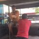 Personel Polsek Baitussalam Polresta Banda Aceh sedang menaikkan ODGJ yang kerap meresahkan warga ke atas mobil patroli untuk dibawa ke Rumah Sakit Jiwa (RSJ) Banda Aceh. (Waspada/Zafrullah)