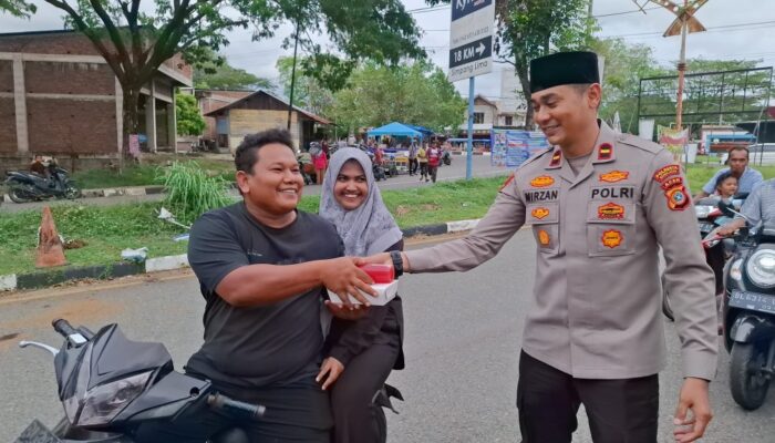 Senyum Sumringah Warga Saat Mendapat Takjil Dari Pak Polisi