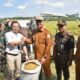 Bupati Aceh Tamiang, Irjen Pol (Purn) Armia Pahmi, MH saat meninjau langsung kegiatan serap gabah, Senin (10/3) di Kampung Air Tenang, Kecamatan Karang Baru. (Waspada/Yusri).