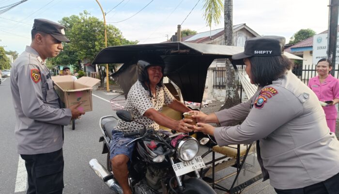 Polres Dan Bhayangkari Cabang Sibolga Bagikan Takjil kepada Warga