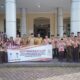 Bupati Nagan Raya Teuku Raja Keumangan melakukan pelepasan kontingen MTR di halaman Kantor Bupati setempat, Senin (10/3).(Waspada/Muji Burrahman)