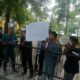 Sejumlah mahasiswa yang mengatasnamakan Mahasiswa Sedulur Syah Afandin menggelar aksi di depan Kantor Dinas P&P Langkat, Senin(10/3/25). Waspada/Ist