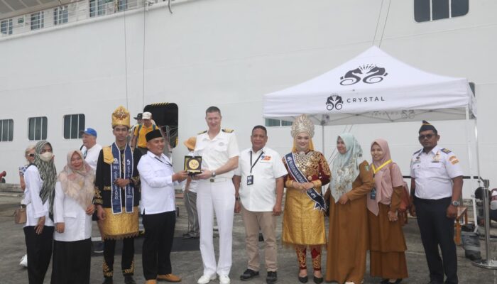 Kapal Pesiar MS Crystal Symphony Sandar Di Dermaga CT3 Sabang
