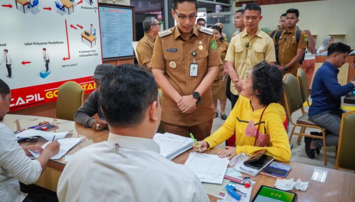 Sidak Disdukcapil, Rico Waas: Petugas Harus Beri Pendampingan Agar Masyarakat Tidak Bingung