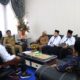 Wakil Wali Kota Binjai Hasanul Jihadi sedang berbincang-bincang dengan FKUB di ruangannya. (Waspada/Ist