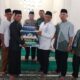 Bupati Sergai H Darma Wijaya didampingi Camat Bintang Bayu Alfian Purba, Kades Gudang Garam Purwono, Pengurus MUI Sergai H Syahrul Nasution menyerahkan bingkisan kepada Ketua BKM Jamik Al Mukmin Mukhlis saat Safari Ramadan Pemkab Sergai di Dusun II Desa Gudang Garam Kec.Bintang Bayu. (Waspada/Edi Saputra)
