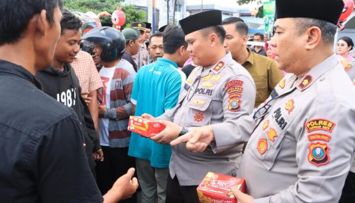 Kapolres L. Batu Bagi Takzil Ke Masyarakat