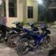 Polisi mengamankan tiga unit sepedamotor yang diduga digunakan para remaja untuk aksi balap liar di Jalinsum Banda Aceh - Medan, persisnya di Desa Alue Bu, Peureulak Barat, Aceh Timur, Senin (10/3) malam. Waspada/Muhammad Ishak