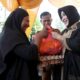 Wali Kota Banda Aceh Illiza Sa'aduddin Djamal mengunjungi pasar di halaman Kantor Camat Meuraxa, Banda Aceh, sekaligus menyerahkan paket kepada warga, Selasa (11/03/25).(Waspada/T.Mansursyah)