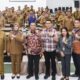 Wali Kota Pematangsiantar Wesly Silalahi (empat kiri) pose bersama Kepala BPK RI Perwakilan Provsu Paula Henry Simatupang (enam kiri) saat bersama Wakil Wali Kota Herlina (lima kiri) menerima Kunker Tim Pemeriksaan Interim BPK RI Perwakilan Provsu di ruang serbaguna Pemko, Jl. Merdeka, Selasa (11/3).(Waspada-Ist).