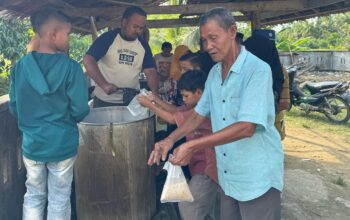 Warga mengantre kanji rumbi di Komplek Masjid Besar Baitul Muttaqin Idi Cut, Gampong Keude, Darul Aman, Aceh Timur, Senin (10/3). Waspada/Muhammad Ishak