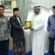 Ketua MPU Aceh Abu Faisal (pakai jas hitam) menerima kunjungan silaturrahmi Tim UEA diruang kerja Ketua MPU Aceh, Selasa (11/03/25).(Waspada/T.Mansursyah)