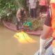 Jenazah Budiono dievakuasi dari Sungai Barumun, Selasa (11/3/2025). Waspada/Deni Daulay