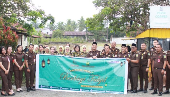 Adhyaksa Peduli, Kejari Madina Kembali Berbagi Takjil