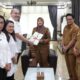 Wakil Wali Kota Pematangsiantar Herlina menerima 48 sertifikat dari Kepala BPN Imansyah Lubis saat mewakili Wali Kota Wesly Silalahi menerima audiensi Kepala BPN itu dan rombongan di rumah dinas wali kota, Jl. MH. Sitorus, Selasa (11/3).(Waspada-Ist).