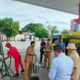 Wakasat Reskrim Polresta Banda Aceh, Iptu Julpandi didampingi Kepala UPTD Metrologi Kota Banda Aceh, Fikri, sedang melakukan pemeriksaan di sebuah SPBUndi Banda Aceh. (Waspada/Zafrullah)