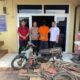 Tersangka HS bersama barang bukti gulungan kabel yang dicurinya dari sejumlah lokasi di Banda Aceh diabadikan bersama personel Sat Raskrim Polresta Banda Aceh dan dipastikan akan bertebaran di dalam sel. (Waspada/Zafrullah)