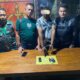 Tersangka AA dan barang bukti saat diamankan di Mapolsek Bosar Maligas.(Waspada/ist).