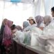 Srikandi PLN saat membagikan sembako pasar murah kepada warga yang sudah memilikykupon penukaran.
