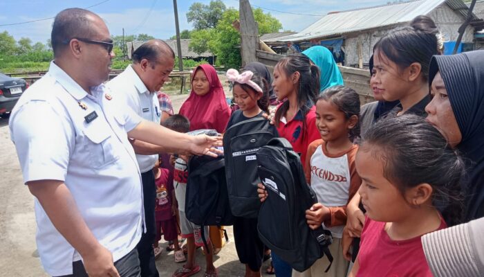 Asri Ludin Tambunan Bantu Perlengkapan Sekolah Anak Pesisir Pantai Labu