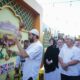 Gubernur Aceh, Muzakir Manaf, memukul bedug tanda dibukanya secara resmi even Aceh Ramadhan Festival (ARF) di kompleks Masjid Raya Baiturrahman Banda Aceh. (Waspada/Zafrullah)