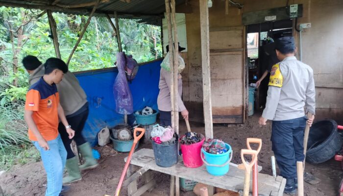 Polres Padangsidimpuan Bantu Bersihkan Rumah Korban Banjir