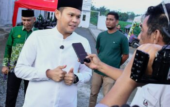 Wabup Sergai H Adlin Tambunan saat didampingi Ketua PD Muhammadiyah Sergai Achyar usai berburu takjil di bazar Kamlung Ramadan Muhammadiyah Sergai, Selasa (11/3) sore di Sei Rampah. (Waspada/Ist)