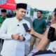 Wabup Sergai H Adlin Tambunan saat didampingi Ketua PD Muhammadiyah Sergai Achyar usai berburu takjil di bazar Kamlung Ramadan Muhammadiyah Sergai, Selasa (11/3) sore di Sei Rampah. (Waspada/Ist)