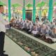 Ketua PWI Kota Langsa, Putra Zulfirman saat menjadi narasumber pada kegiatan Literasi Ramadan di SMAN 2 Langsa, Rabu (12/3).Waspada/Munawar