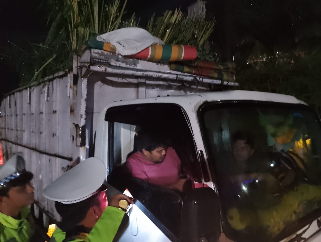 Personel Polres Aceh Singkil saat memeriksa truk colt diesel yang memasuki wilayah hukum Polres Aceh Singkil, Senin (10/3) kemarin. Waspada/Ist