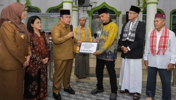Wali Kota P.Siantar Serahkan Bantuan Dana Hibah Rp 20 Juta Ke Masjid Al-Hanif