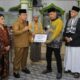 Wali Kota Pematangsiantar Wesly Silalahi (tiga kiri) menyerahkan bantuan dana hibah Rp 20 juta kepada pengurus BKM Masjid Al-Hanif saat Safari Ramadhan 1446 H Pemko di Masjid Al-Hanif, Jl. Ade Irma Suryani, Kel. Melayu, Kec. Siantar Utara, Selasa (11/3) sore.(Waspada-Ist).