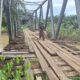 Warga melintasi jembatan yang nyaris ambruk di Rawa Pakis, untuk melansir logistik dari Peunaron Baru ke Sri Mulya, Kec. Peunaron, Kab. Aceh Timur, Rabu (12/3). Waspada/Muhammad Ishak