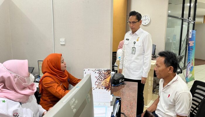 Rico Waas Sidak Mal Pelayanan Publik Soroti Keterbatasan Blangko e-KTP Dan Disiplin Petugas