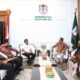 Wali Kota Binjai Drs H Amir Hamzah sedang berbincang-bincang dengan Kakan Kemenag Kota Binai.(Waspada/Ist).