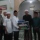 Bupati Serdangbedagai H. Darma Wijaya menyerahkan bingkisan kepada kenazjiran Masjid Nurul Yatim Desa Sei Nagalawan. (Waspada/ist)