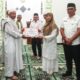 Wakil Wali Kota Pematangsiantar Herlina (tiga kiri) menyerahkan bantuan dana hibah Rp 20 juta kepada BKM Masjid Al-Amin saat bersama Tim Ramadhan 1446 H Pemko berkunjung ke Masjid Al-Amin, Jl. Siantar Sidamanik, Kel. Simarimbun, Kec. Siantar Marimbun, Rabu (12/3) malam.(Waspada-Ist).