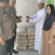 Polres Pematangsiantar melalui Kapolsek Siantar Marihat AKP Doni Simanjuntak (dua kiri) menyerahkan bantuan 10 sak semen ke Masjid Al-Amin Sidomulyo, Jl. Raya Sidamanik, Kel. Simarimbun, Kec. Siantar Marimbun, Rabu (12/3) siang dalam menebarkan kebaikan di bulan Ramadhan 1446 H.(Waspada-Ist).