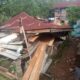 AFIPUDIN hanya bisa pasrah melihat rumah tempat tinggalnya ambruk. Waspada/Asrirrais