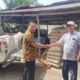 Ketua Panitia Pembangunan Masjid Taqwa Muhammadiyah Ahmad Ilmuwan didampingi Ketua PD Muhammadiyah Sergai Achyar saat menerima bantuan semen dari perwakila PT.Socfindo Mata Pao Sukarman, Kamis (13/3) di Desa Sei Rampah Kec.Sei Rampah. (Waspada/Edi Saputra)