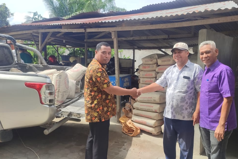 Ketua Panitia Pembangunan Masjid Taqwa Muhammadiyah Ahmad Ilmuwan didampingi Ketua PD Muhammadiyah Sergai Achyar saat menerima bantuan semen dari perwakila PT.Socfindo Mata Pao Sukarman, Kamis (13/3) di Desa Sei Rampah Kec.Sei Rampah. (Waspada/Edi Saputra)