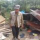 BAZNAS Langkat, Rismandianto Karo-karo, meninjau lokasi rumah warga fakir yang ambruk di Lingk IX, Kel. Bukit Kubu, Kec. Besitang. Waspada/Asrirrais