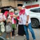 GUBERNUR LSM LIRA Sumut, Drs Sam’an Lubis, menyerahkan paket makanan dan minuman berbuka puasa kepada warga pengguna lalu lintas, di depan Sekretariat LSM LIRA Sumut di Jalan HM Jhoni Medan, Kamis (13/3). Waspada/ist